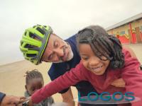 Storie - Carlo Motta in Namibia con una bambina